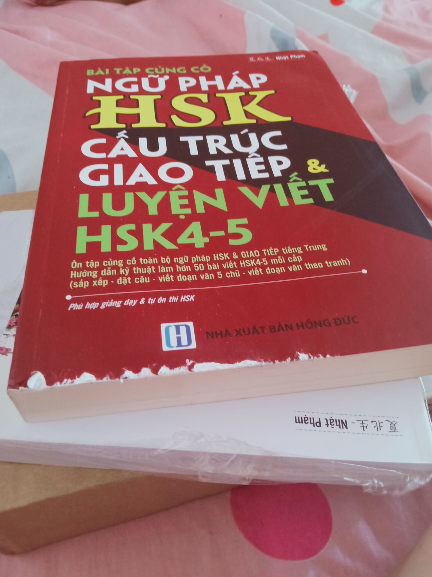 Cách đóng gói sản phẩm rất sơ xài.. chỉ bao lại bằng 1 màng bọc thực phẩm, dẫn đến sách bị rách, bị trầy xướt bìa trong quá trình vận chuyển. 
Còn về nội dung sách thì rất đáng để mua.