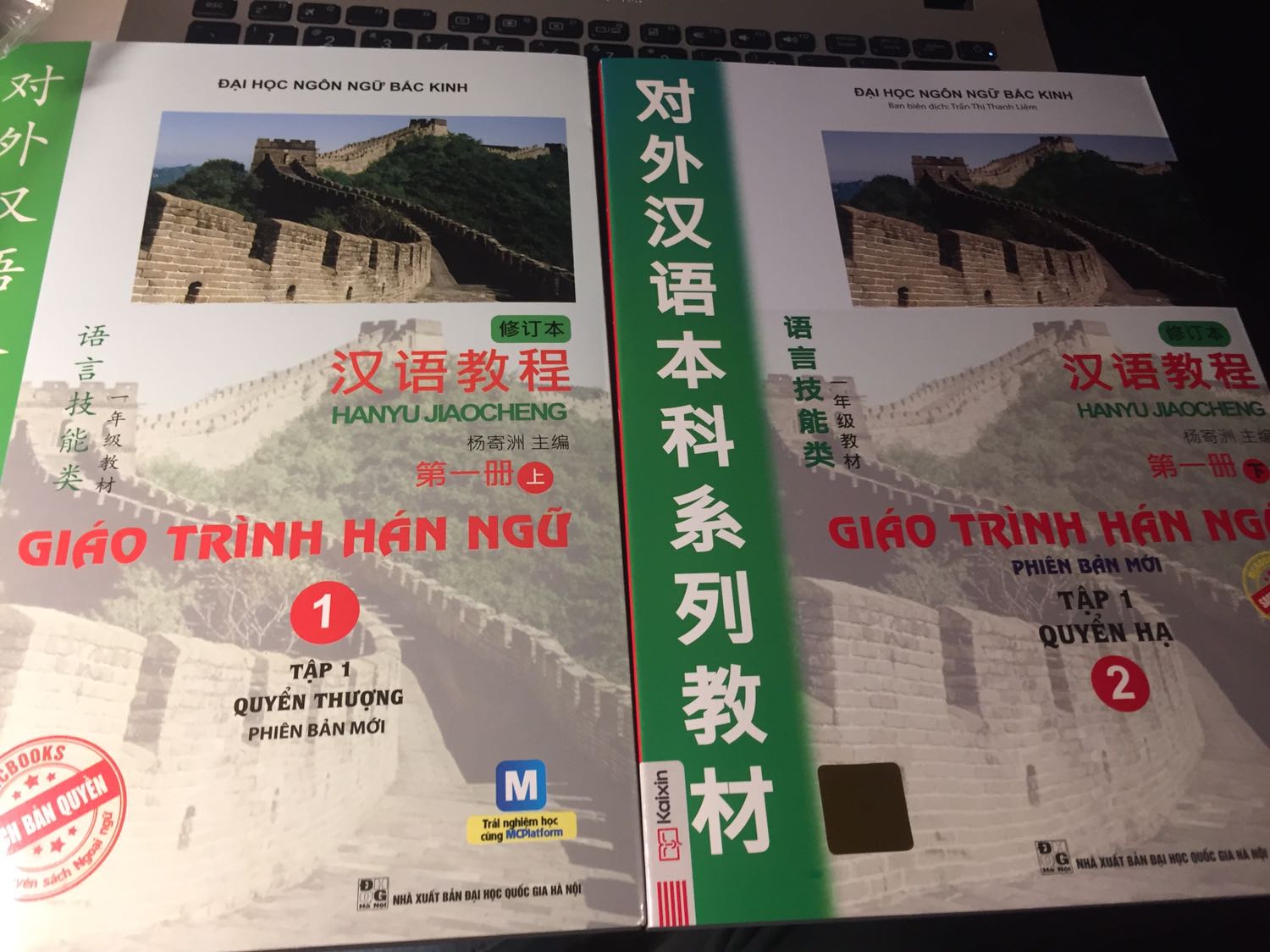 Tuyệt vời
Đây là món quà mình mua tặng bản thân trong tháng lương đầu tiên.
Nên là mk thấy rất là ưng, sách mới mà còn được bọc đôi với nhau luôn.