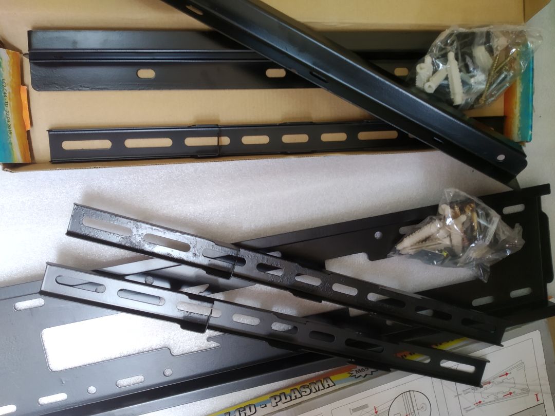 Chất lượng rất tệ, giá treo mỏng manh như giá Trung Quốc mua 60.000 ngoài chợ, sơn bong tróc, xướt xác quá nhiều, tôi mua 2 bộ mà gửi cho 1 túi ốc vít, sao lắp được. Mong Tiki kiểm soát chất lượng chặt chẽ trước khi giao hàng cho khách, hàng chất lượng quá kém khiến người mua như bị *** vậy. Tôi muốn trả lại hàng, phiền Tiki liên hệ lại giùm.