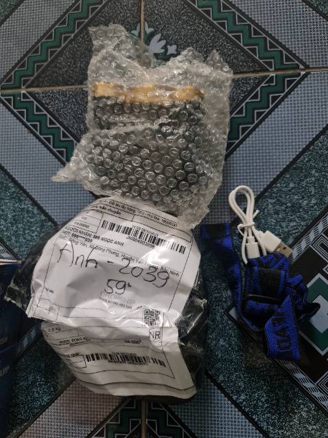 Tôi mua tẩu thuốc, sao lại giao đèn pin?