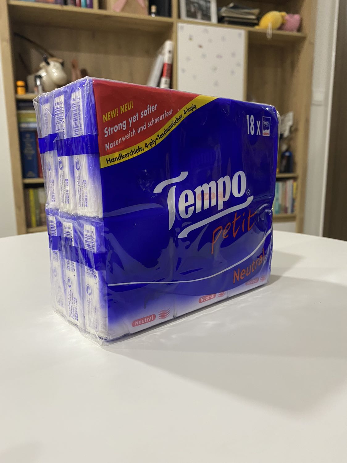 Khăn giấy 4 lớp xài rất dày dặn. Mang khăn giấy bỏ túi theo bên người đỡ phải dùng khăn lạnh không chắc về vấn đề vệ sinh và theo mình cũng bảo vệ môi trường hơn ^^