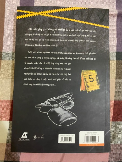 Giao hàng cực kỳ nhanh, vừa đặt trưa hôm trước thì hôm sau đã giao mặc dù mình ở tỉnh xa. Về nội dung cuốn sách khá giống so với bộ truyện Pháp Y Tần Minh, đều đen xem trong mỗi câu chuyện phá án là các kiến thức về pháp y, y học thực tế. Rất hài lòng với chất lượng sách.
