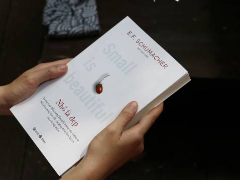 "Thành thị đã mở mang quá rộng lớn còn nông thôn thì đang suy kiệt. 
Thành thị biến thành khối nam châm toàn năng, trong lúc đời sống thôn đã mất hết mọi thú vị sinh hoạt. 
Vẫn còn một chân lý chưa hề suy chuyển: Một tâm trí trong sáng tuỳ thuộc vào cơ thể lành mạnh và tương tự như vậy, các thành thị có khoẻ khoắn được cũng là nhờ nông thôn khoẻ khoắn.
Với tất cả của cải phong phú của mình, thành thị chẳng qua chỉ đơn thuần là những địa điểm sản xuất cấp 2, còn nền sản xuất cấp một, cấp cơ bản, tức là điều kiện tiên quyết của toàn bộ đời sống kinh tế thì vẫn tiếp tục diễn ra ở nông thôn." #EFSchumacher  #nhỏ_là_đẹp 
Cuốn sách nên đọc cho tất cả các bạn đang muốn quay về nông thôn và những người quan tâm đến sản xuất quy mô nhỏ, phi tập trung.  
Ông Schumacher sinh năm 1911, cùng thời với cụ #MasanobuFukuoka (1913). Cuốn sách này của ông xuất bản lần đầu năm 1973, cuốn #cuoccachmangmotcongrom xuất bản năm 1978.
Một ông phương Tây, một ông phương Đông nhưng tầm nhìn có nhiều điểm tương đồng, cho dù entry points rất khác nhau. 
Những điều ông nói từ những năm 60-70 giờ vẫn đầy tính thời sự.