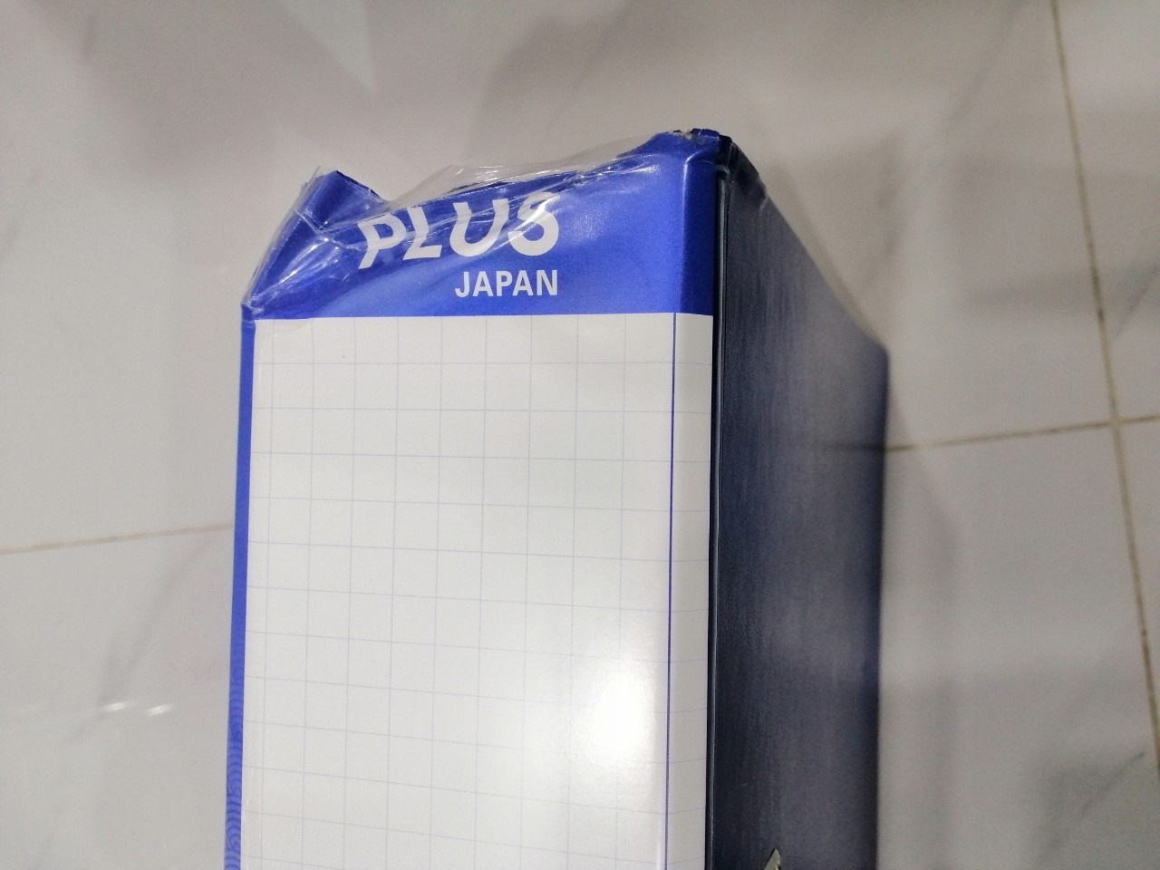 Không nên mua, nhà cung cấp đóng gói rất ẩu, bìa còng móp méo, mỏng phía trong thì bị bong lớp giấy. Nói chung thất vọng, không nên mua, lỗi do bên đóng gói. Do mình khiếu nại trễ nên không được đổi sản phẩm.