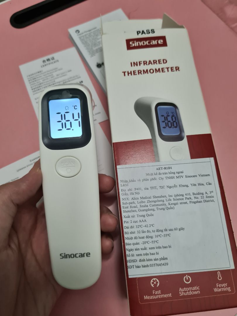 Sản phẩm có kèm 2 pin 3A, đo cũng tương đối chứ không chính xác. phải để xa trán tầm 10cm thì mới chuẩn nhưng nếu có tóc cản thì nhiệt độ đo khá chênh lệch gần < 1 độ. nếu để khoảng cách quá gần thì lúc nào cũng 37 độ hơn. Trường hợp đo lại mà mãi vẫn không thấy thay đổi số thì để ra chỗ khác bấm đo không khí rồi quay lại đo trán sẽ chính xác hơn.
Sp giao nhanh, đóng gói cẩn thận nhưng hoạt động chưa như mình mong đợi.
