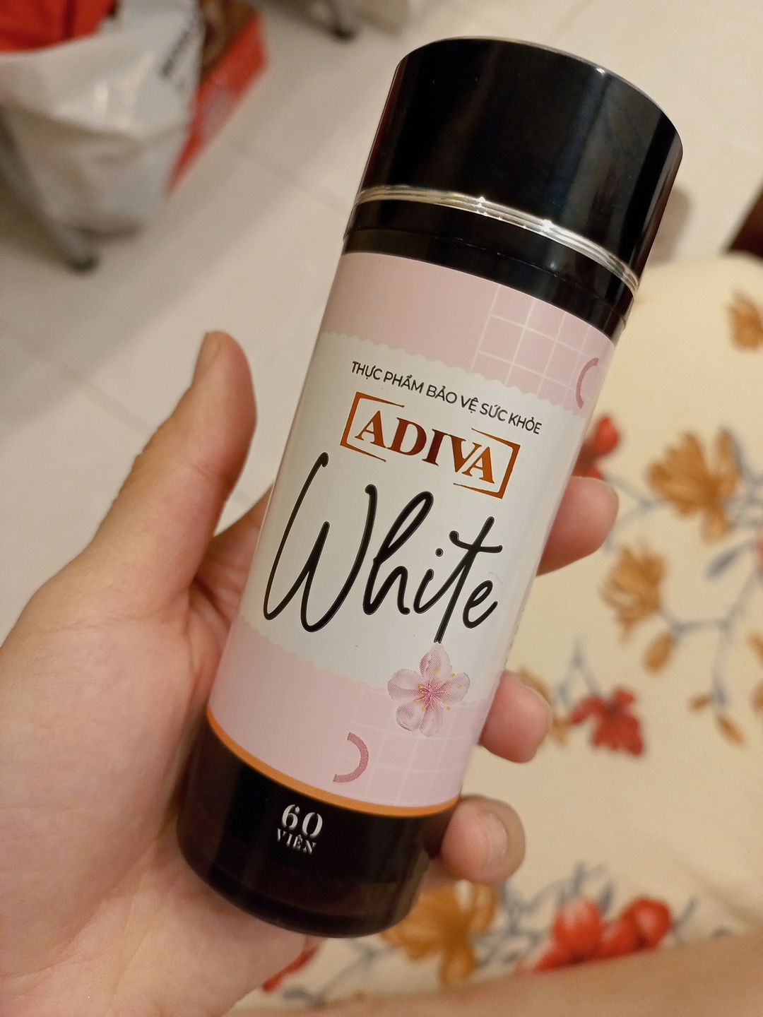 nghe bạn khen mẹ bả dùng thấy mờ nám hẳn sau 1 hộp. mình thì thâm mụn nên mua về uống thử. dùng mới 1 tuần mà thấy bớt thâm thiệt, da cũng mịn hơn. tui đã kiếm dc sản phẩm chân ái rồi. hồi đó cũng uống glutathion của hãng kia gần nửa năm nhưng ko cải thiện nhiều. còn adiva thì thấy kết quả thay đổi siêu nhanh.