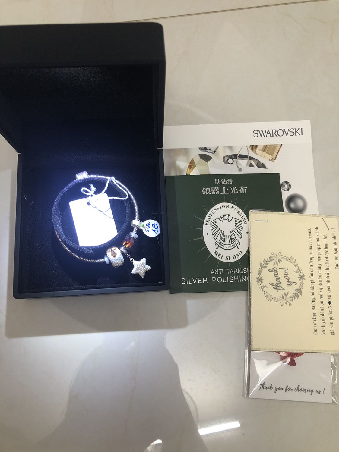 Mới đặt trưa hôm qua, mà nay shipper đã gọi giao. Giao hàng nhanh lẹ, hộp không bị móp méo, đóng gói cẩn thận. Vòng ở ngoài đẹp hơn trên hình, sản phẩm chuẩn hàng của Swarovski. Lần đầu mua sản phẩm mắc tiền trên mạng mà phải nói là ưng cái bụng lắm luôn. Tiền nào của đó mọi người ạ. Điểm cộng nữa là còn được freeship. Hứa sẽ ủng hộ shop dài dài ♥️