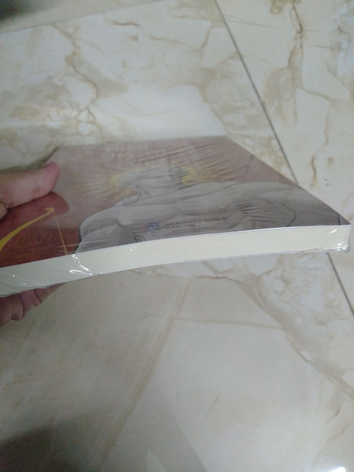 Sách giao nhanh, bìa đẹp lắm, đc bao lại khá cẩn thận. Mình chưa đọc nhưng theo *** cũng khá lâu ùi nên cho trc 5 sao uy tín :))) Lỡ đọc mà ko hạp thì ăn vạ sau :)))