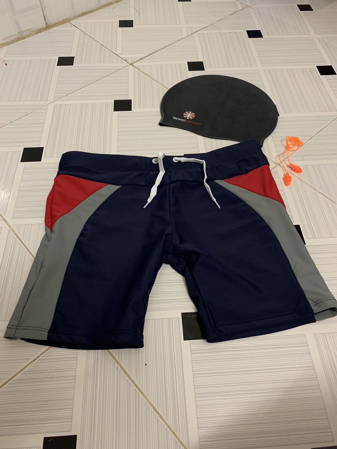 Quần bơi tốt, đường may đẹp, vải dày dặn, ôm khít, xứng đáng giá tiền. Bạn nào size theo khung L nhưng bụng nhỏ có thể đổi size M như mình. Hàng tặng: nón silicon ôm khít tuy nhiên có thể gây khó chịu nhẹ với ai đầu to, bịt tai tạm chấp nhận. Shop phục vụ nhiệt tình, hỗ trợ đổi trả để vừa ý khách.