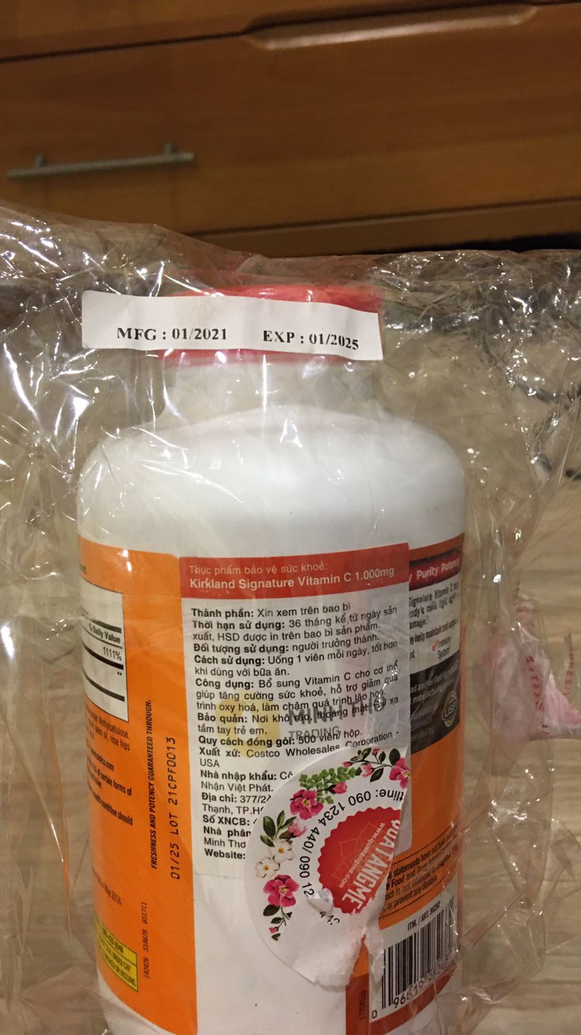 Trên bịch nilon shop bọc ngoài cái hũ vit C thì ngày sản xuất là 01/2021 và hsd là 01/2025, là 4 năm, còn trên hũ nhãn tiếng Việt thì ghi thời hạn sử dụng là 36 tháng kể từ ngày sản xuất. Được cái là hũ vit C có seal nilon trên miệng hũ, còn hũ glucosamine thì ko có seal nilon này.