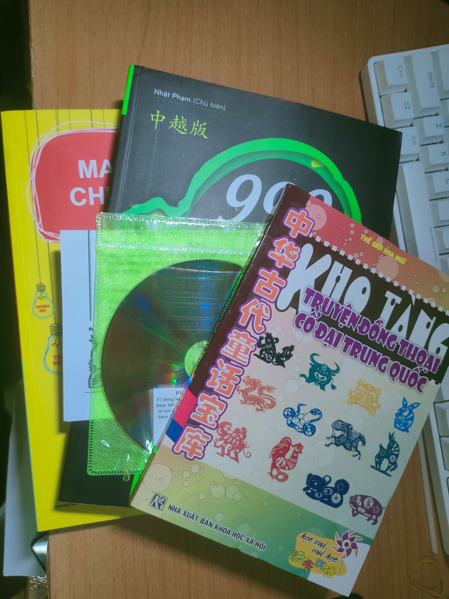 giao hàng nhanh, đóng gói có vẻ chắc chắn nhưng ko hiểu sao góc sách và gáy sách vẫn bị móp méo làm ko ưng lắm nhưng ko sao, bên trong sách rất ok là đc rồi
