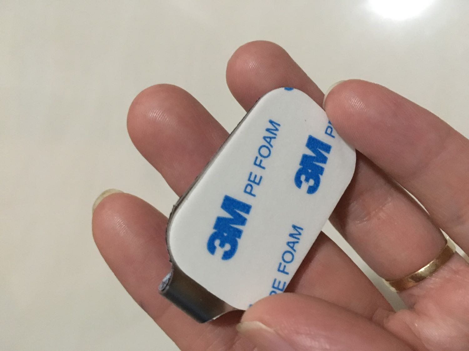 Nhỏ, gọn, đẹp.
Ngoài dán gạch men or kính như khuyến nghị, mình dán tường để treo đồng hồ cũng được nữa.