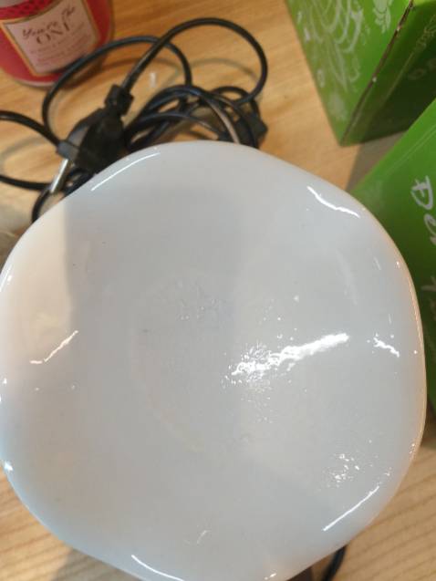 Hàng gói rất sơ sài, 1 cái bị bể, 1 cái thì dây diện bị đức, mặt đổ tinh dầu bị lỗi sần sùi. 2 cái mà không cái nào dùng được