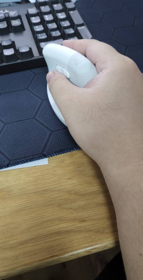 Xài rất ư là đã, rất dễ sử dụng và chuyển đổi từ chuột thường với chuột công thái học. App của logitech cũng cài đặt đơn giản về dễ sử dụng. Mua shop rất nhanh, và tikinow giao trong 2 giờ khỏi phải bàn. Có điều giá chuột cũng hơi chát, nhưng rất đáng đồng tiền nhan.