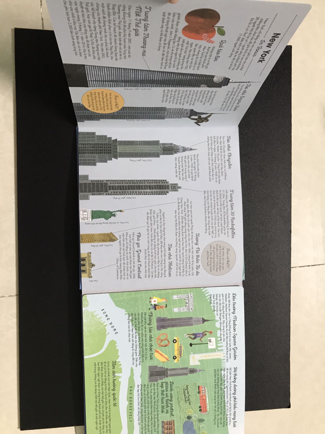 Sách gồm các trang đôi gập lại. Minh hoạ đẹp tuyệt vời. Nhưng đáng tiếc là cả 3 cuốn mình mua (cho mình và cho bạn) bị móp bìa ở cùng một vị trí. Có vẻ cả lô hàng bị sao đó trong khâu vận chuyển. Một lỗi nhỏ như vậy thì không đổi trả làm gì nhưng bớt vui. Tiki nên kiểm tra lại.