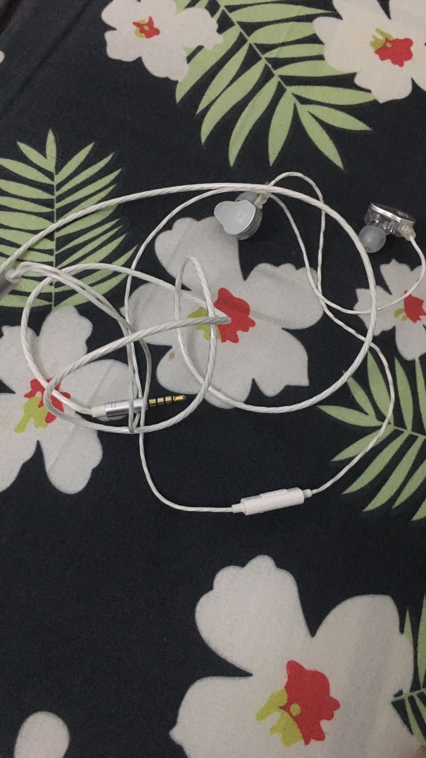 Tai nghe ổn không bị đe nhưng khi cắm vào iPhone thì hơi chục trặc