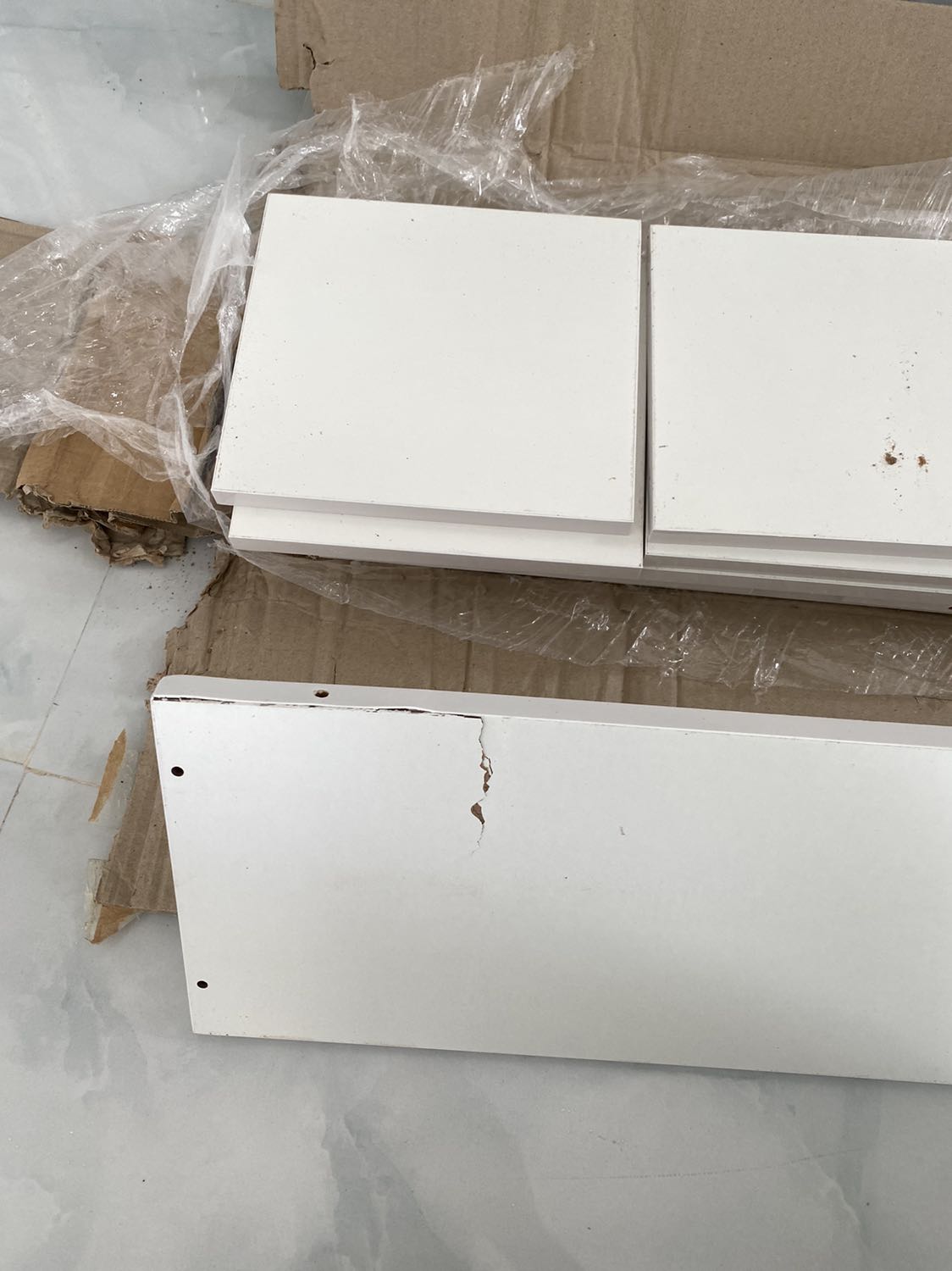 Hàng nặng khó giao xa , nên bị gãy vài chi tiêt