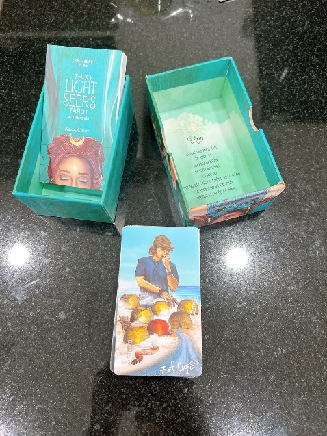 Bài chính hãng bản quyền Công ty Az VietNam. Có sách hướng dẫn kèm trong hộp. Bài size nhỏ vừa tay cầm, mình lại thích dùng size này hơn size gốc vì size gốc thì lá bài to quá, cầm cứ bị rớt bài. Hình ảnh đẹp, màu in tươi tắn. Hộp đựng đẹp và cứng cáp, nhưng lá bài thì không dày lắm.