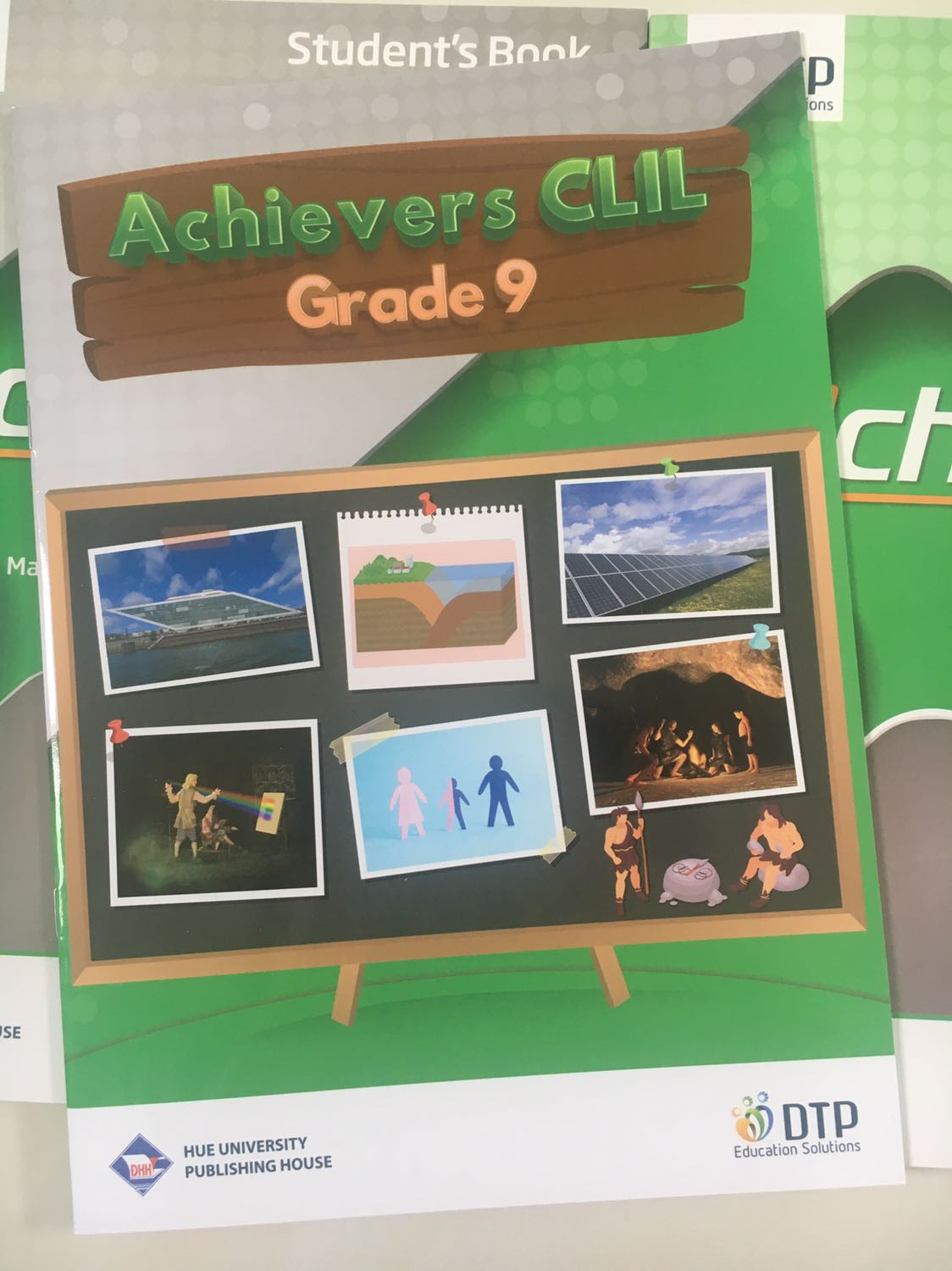 shop giao hàng nhanh, đặt 2 cuốn shop giao đầy đủ k thiếu cuốn nào
shop cho kiểm hàng nên yên tâm mua hàng, sách đẹp, shipper nhiệt tình lắm ạ