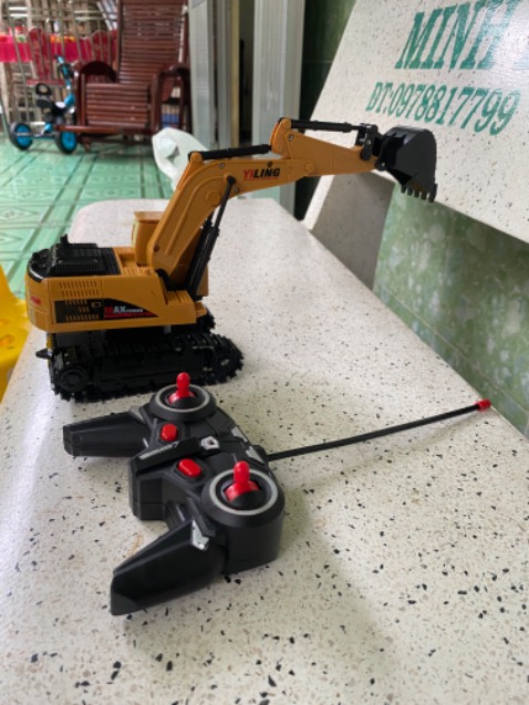 Chất lượng rất tốt so với giá. Bé nhà mình rất thích. Xe đi chuyển trước sau trái phải, có thể điều khiển cần múc rất linh hoạt.
Pin xe có thể sạc, chơi khá lâu.
Có công tắc ở phía dưới xe nha mọi người. 
 10 điểm.