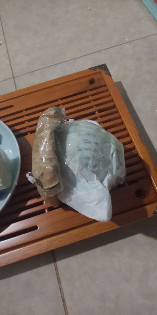 không đúng mẫu, hàng rẻ tiền..dấu *** đảo. Đặt bộ ấm chén vuông có bọc vàng  lại gửi bộ rẻ tiền ngoài chợ có 30k. Giá trị hơn 600k nhận được 30k