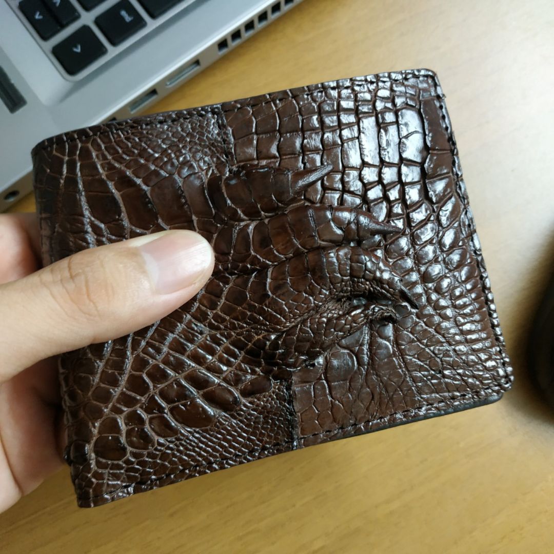 Hàng chuẩn như hình. Da rất mềm và mịn. Đã từng dùng ví cá sấu nhưng ko mềm bằng của shop. 
Có hộp và thẻ bảo hành đầy đủ. Giá tốt mà uy tín. Rất hài lòng!
Nên mua