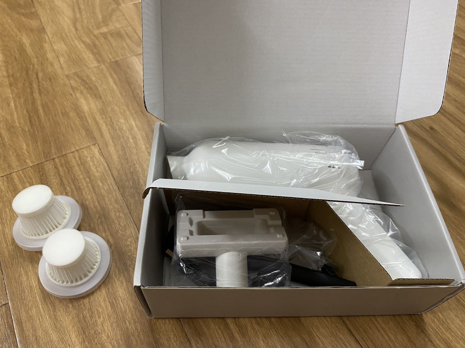 Máy đẹp, giao hàng nhanh. Máy dùng ổn áp, hút bụi bàn phím, tóc tai... dùng tiện ở nhà và xe ô tô. Pin khá trâu.