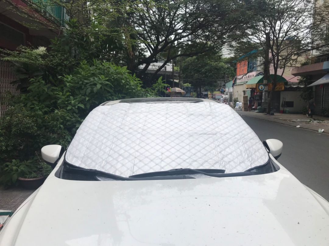 Sản phẩm đóng gói đẹp, tấm bạt dày như sản phẩm. Dễ dàng lắp đặt lên xe, sử dụng xong gấp gọn lại củng khá dễ nên rất thích . Bạt có tai ràng chắc chắn nên không gió bay nữa. Chất lượng sản phẩm tốt