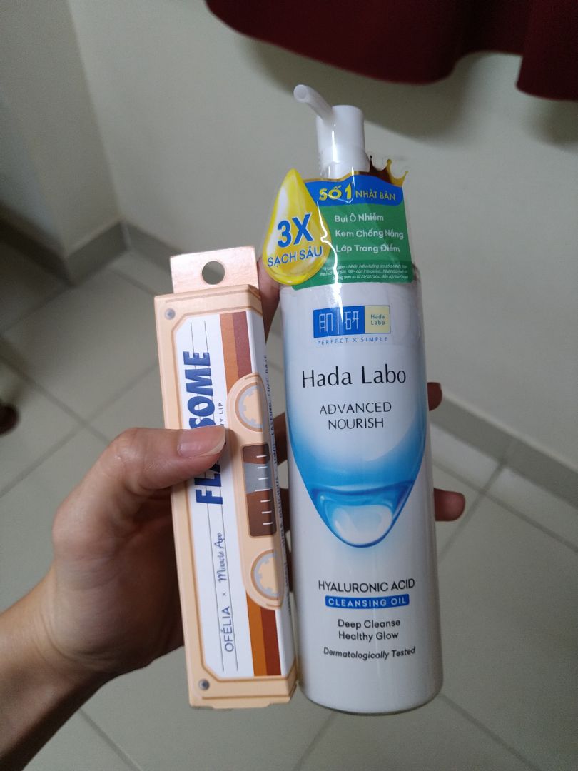 Tiki chuẩn bị hàng và giao khá nhanh. Deal giá tốt lắm còn được tặng son nữa. Dầu tẩy trang này khá dịu nhẹ, dùng xong ẩm mịn nhưng phải chịu khó nhũ hoá kỹ 1 chút. Sản phẩm oke, date xa.
