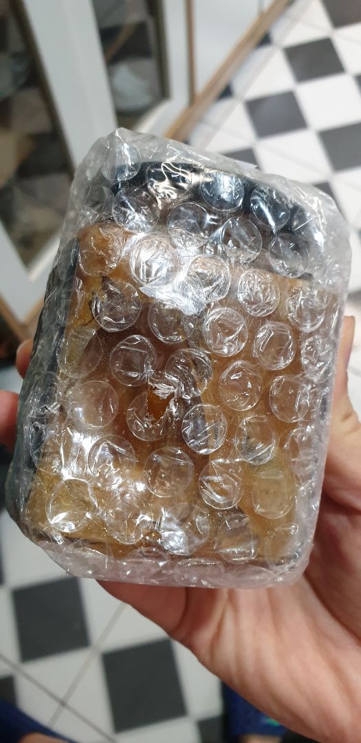 chất lượng và hình thức mình ko chê tí nào nhưng sp mặc dù đã bọc chống sốc nhưng lại ko đc bọc thêm giấy trong hộp nên vẫn xảy ra bị vỡ. nên gói hàng có cảnh  báo hàng dễ vỡ thì bên chuyển phát họ sẽ chú ý hơn. Việt Nam có 1 sp tuyệt vời!