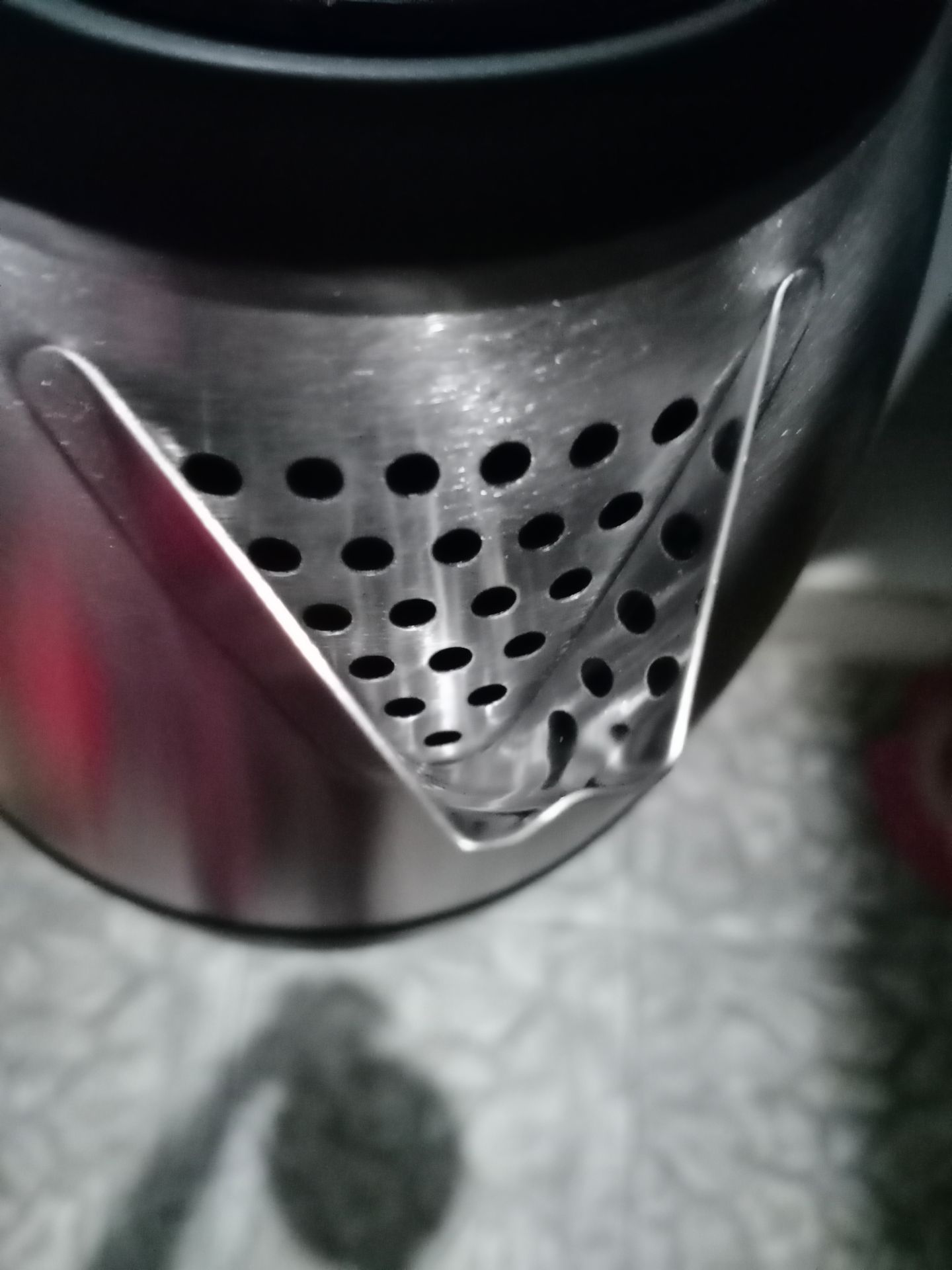 Giao hàng rất nhanh. Ấm đẹp, đun sôi khoảng 3 phút, ko tràn nước ra ngoài dù đổ nước khá  đầy. Chỉ khó chịu là miệng ấm bị móp, vết đã cũ, ko giống do vận chuyển.