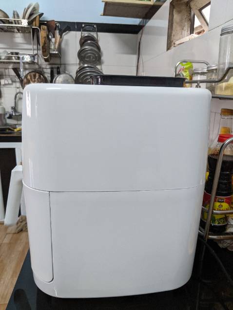 Lần đầu mua hàng trên tiki với giá trị cao vậy, đau tim lần 1 ghê. Cái đầu tiên nhận về bị lỗi như ảnh, hộc chiên đóng vào bên hở bở kín, nhờ tiki thu hồi & được đổi cái mới. Hào hứng mở ra kiểm tra phần hộc đầu tiên & kết quả hở hơn cái đầu 🤣. Chắc lô này sx bị lỗi hộc quá. Đường nét chưa được chi tiết lắm, các đường mép nhựa hơi cứng bén nha, hỏng lẻ hàng sale nên toàn là hàng bị khuyết nọ khuyết kia ??? Về chức năng thì trước mắt mới *** nướng. Để sài thời gian thì mới biết bền hay hok. Hi vọng là bên. Đau tim lần 2..