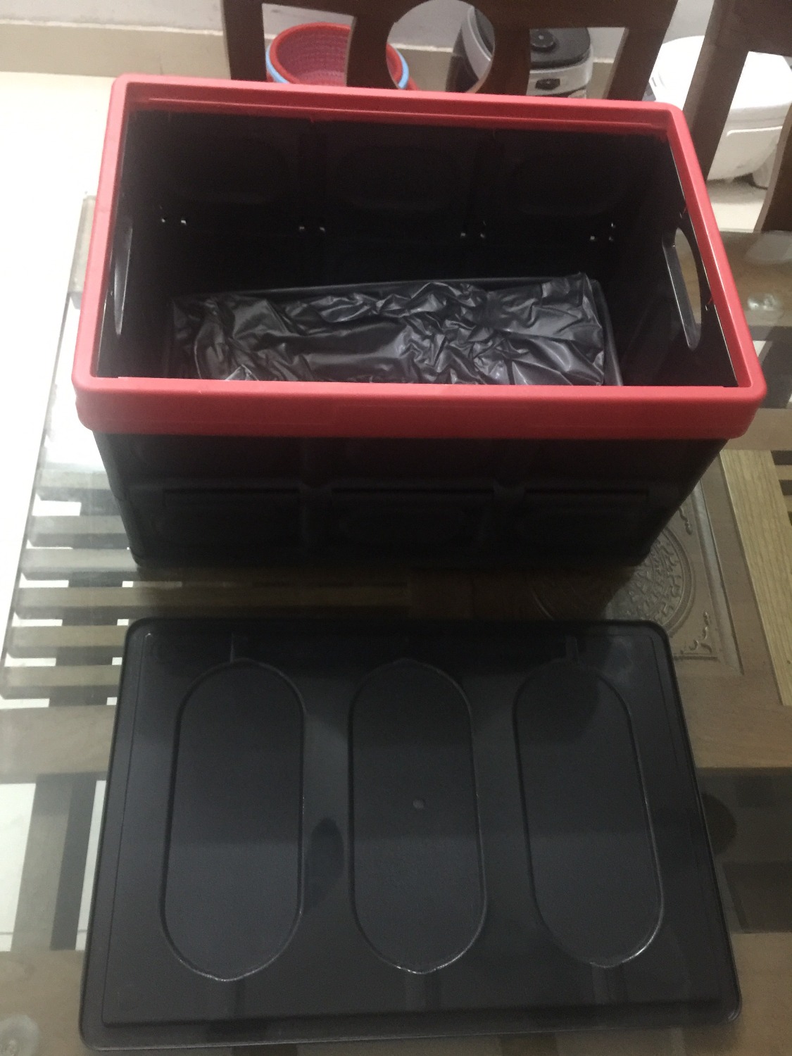 Hàng không đúng như hình ảnh:
+ Nắp đậy rời chứ không phải dính liền
+ Nắp đậy không có chốt sập

Ngoài ra nhựa khá  phòng phành, không cứng cáp.