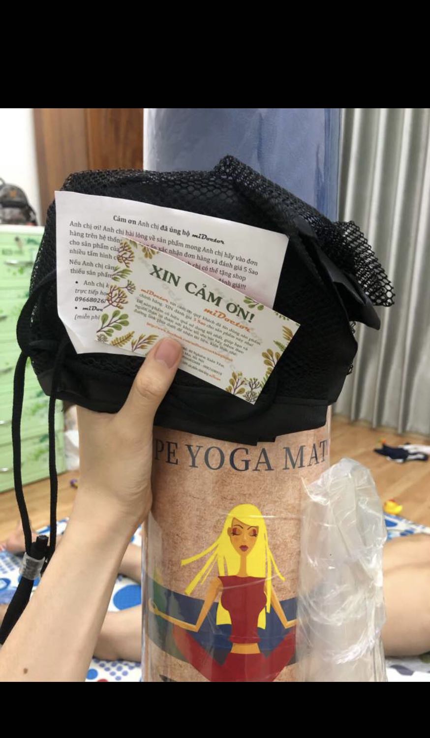 Giao hàng nhanh quá đặt hôm trước hôm sau đã giao hàng rồi
Hàng chuẩn mô tả nhé  mà rẻ quá đúng shop lớn chính hãng có khác bán không cần lãi . Hihi
-Không được chọn màu shop giao ngẫu nhiên mà đúng màu mình thích mới hay , thảm mới lên còn mùi cao su bỏ ra ngoài 1 -2 ngày là hết 
- Vân chống trượt khá bám sàn . Mặt trên hoa văn đẹp thảm êm ai nặng cần thì lên mua loại 8mm của shop tập sẽ thoải mái hơn 
- Mua mấy lần của shop rồi lần nào cũng hài lòng . 
Mong shop có những sản phẩm tốt và dịch vụ chăm sóc khách hàng hơn nữa
Chúc shop làm ăn phát đạt ạ