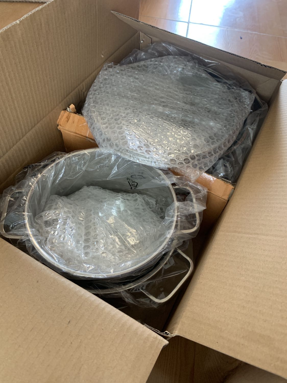 Giao hàng nhanh, đóng gói kỹ. Nồi nặng, cầm rất chắc tay, inox sáng bóng