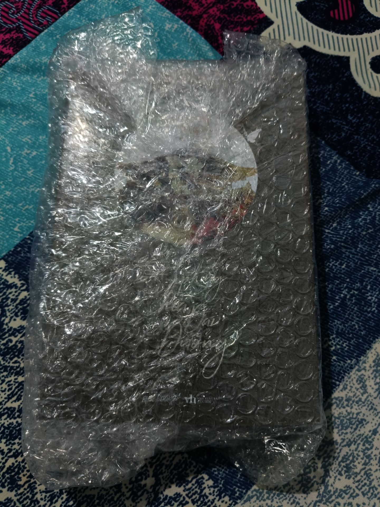 Tiki giao hàng rất nhanh, sách được bọc rất kĩ và còn nguyên seal.