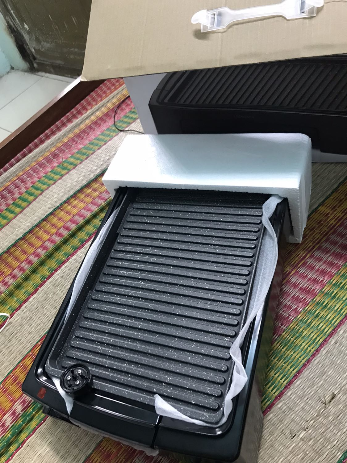 Sáng nay mình mới nhận dc đơn hàng, Do tin tưởng tiki nên nhân viên giao hàng tới mình ko mở ra để kiểm tra. Tới khi khui hàng ra mới thấy núm điều chỉnh nhiệt độ bị gãy. 
Thậy sự thất vọng 
Nhờ tiki giải quyết trường hợp này hộ mình