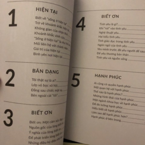 Mình mới đọc 2 chương đầu nhưng tác giả đưa mình đến với những điều khá thú vị. Ấn tượng với những câu, đoạn thơ của tg nữa:)
 I am the past, the present, the future
 I am the body, the soul, the mind
 I am in the mirror when i look
 I am the universe I defind.

Nhma  bên cạnh đó thì sách mình in bị sai tên chương (ở chương 4)