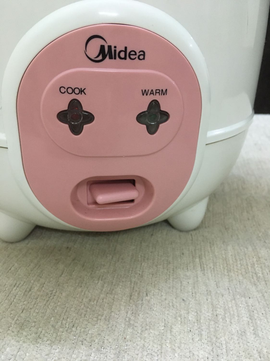 Mình dùng đc khoảng 1t thì nồi bị nóng cả bên ngoài và chảy nhựa vành ngoài như hình. Nhựa cháy và bám chặt vào nòng nồi lôi ra giò không cho vào đc nữa. Nút bấm nấu không ấn đc. Nắp không đóng đc nữa. 
  Gọi bảo hành hẹn 24-48h gọi lại. Không thấy gọi
  Gọi lại số tổng đài thì 2 tiếng nhân viên kỹ thuật gọi điện và báo hỏng như này không thuộc diện bảo hành. Chỉ bảo hành khi nồi ko nấu được.

Quá thất vọng luôn.