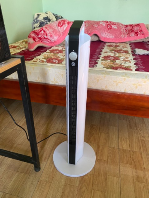 Video quảng cáo và sản phẩm giao không giống nhau. Video có điều khiển từ xa và hiển thị thông số, sản phẩm gửi cho mình lại là nút vặn bằng tay.