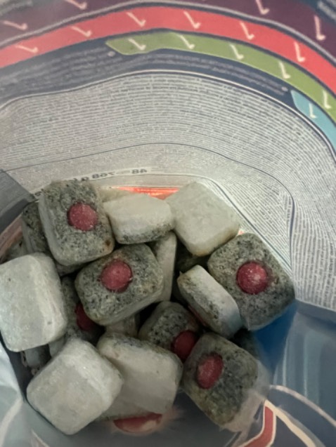 Tôi thấy cửa hàng *** đảo, bán hàng hết date cho khách, mùi hôi nồng