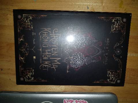 Một trải nghiệm đọc sách mới lạ với mình, do mình ít khi đọc truyện kinh dị. Yếu tố kinh dị cũng lôi cuốn. Câu chuyện về hai nhân vật chính được mở đầu bằng nhiều dấu chấm hỏi mà sẽ được giải đáp từ từ qua từng chương. Khá ổn cho trải nghiệm đọc truyện đam mỹ kinh dị đầu tiên của mình.