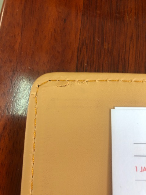 Sản phẩm đẹp, tuy nhiên vẫn còn lỗi vặt. Tầm giá này không đòi hỏi thêm. Shop khắc phục nha!