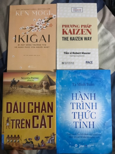 Mình mới mua cả 4 cuốn này, thật sự rất đáng giá khi biết đến những cuốn sách tuyệt vời này. Sách của Nguyên Phong thì ko còn gì bàn cãi nữa, mình thích tìm hiểu về tâm linh nên đơn giản là không thể bỏ lỡ. Cuốn Hành Trình Tỉnh Thức của anh Tạ Minh Tuấn thì mình vừa mới được biết đến gần đây, một người đồng hương của mình, một người siêu giỏi và cũng là một người mình ngưỡng mộ trên hành trình tâm linh mà anh ấy đang đi. Biết ơn ❤️