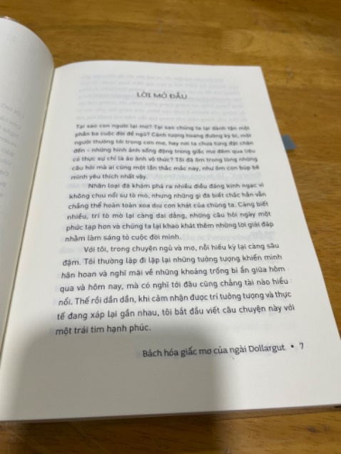 Một cuốn sách đưa đến cho mình thật nhiều cung bậc cảm xúc khác nhau: hào hứng, vui vẻ, lo sợ, ám ảnh, vui vẻ, hoài niệm và buồn bã. Thật tuyệt vời khi đọc cuốn sách này vào thời điểm cuối năm, chuyển giao cho một năm mới. Nhẹ nhàng và đầy cảm xúc.