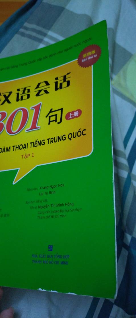 Bìa sách bị nhăn, rất xấu, nhìn rất khó chịu. Bên trong thì ổn. Đóng gói kỹ. Ko lẽ mua sách được giảm giá nên đưa sách xấu cho mình.