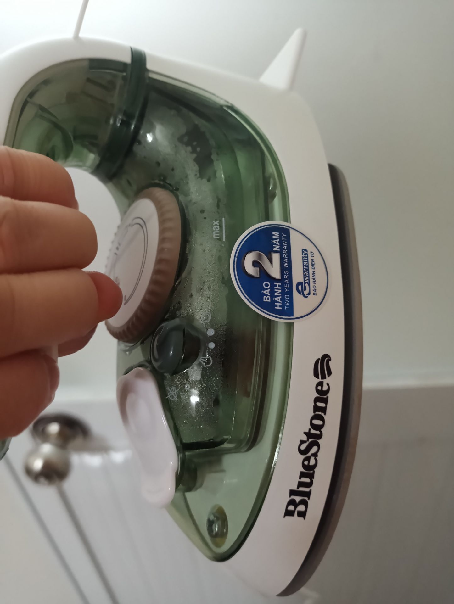 Ủi đứng kiểu hơi nước vẫn được nhưng không phà hơi nhiều như mình từng sử dụng các loại thông thường, có thể do mình *** nên đổ ít nước chăng?