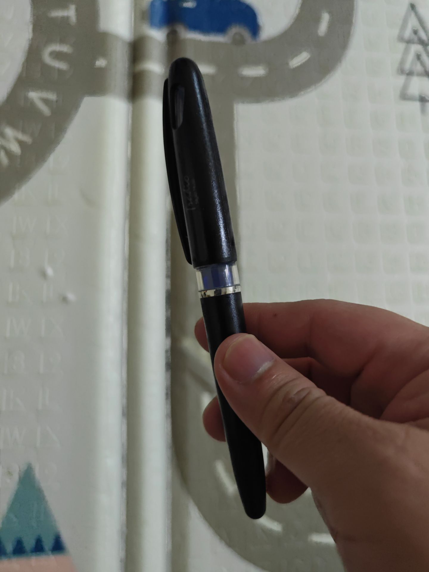 Ngòi thay thế giá bằng khoảng 40% viết. Mình rất thích dòng bút này.