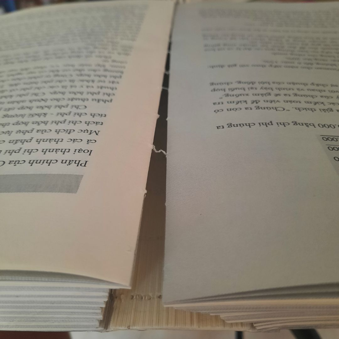 review sách sau khi đã đọc:
1 giao hàng cẩn thận 
2 nội dung hay có nhiều bài tập giúp nhớ và hiểu lâu hơn 
3 sách này mình mua không có bookcare nên mình đã bọc lại bằng băng dính 
4 sách dày đọc được 1/3 thì bung gáy đọc xong thì như hình không biết là do thiết kế hay sao nhưng chất lượng kém.
=> ai cần biết về kế toán thì nên đọc. cần cải thiện chất lượng sách