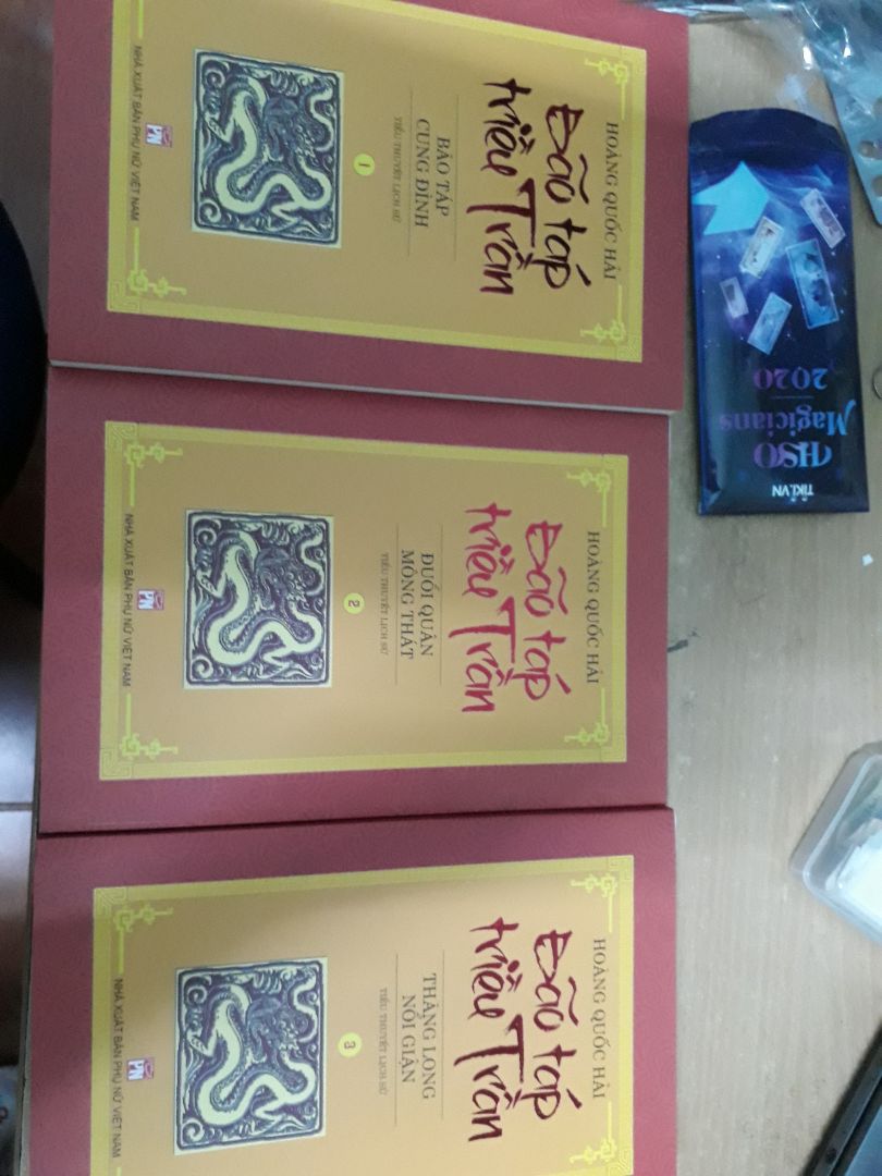 Trồi ôi sách không thể đẹp hơn luôn ấy ạ, giao hàng lại cực nhanh. Tối qua vừa đặt sáng nay đã có luôn rồi. Mình thích sử nên có bộ này như có rương báu ấy. Cái hộp lại xịn không thể nói. 500k quá hời vì mik thấy cạnh hộp ghi giá là 750k.